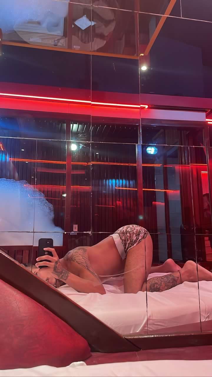 8E67B81F-31FC-4DFB-853A-89B7961270A0 8E67B81F-31FC-4DFB-853A-89B7961270A0