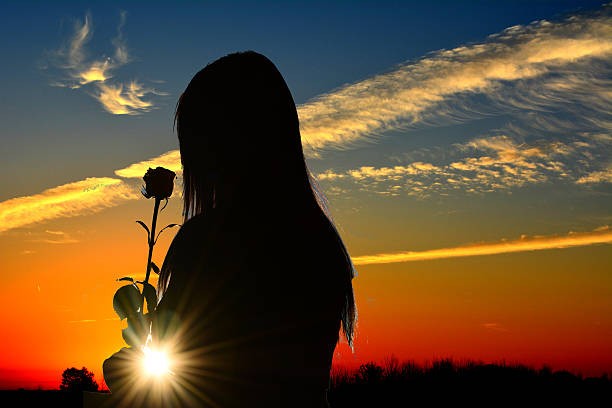 silhueta-de-menina-rosa-uma-segurar-num-tempo-haste-de-pr-do-sol silhueta-de-menina-rosa-uma-segurar-num-tempo-haste-de-pr-do-sol