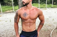 moreno gostoso tatuado