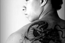 Moreno, ativo e tatuado.