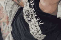 Bem alto, educado, ativo.